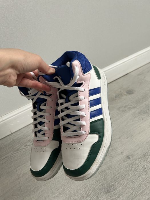 Продам кроссовки женские adidas