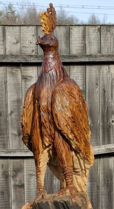 Păun sculptat în lemn