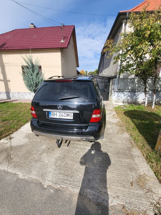 Mercedes ml320.   2006