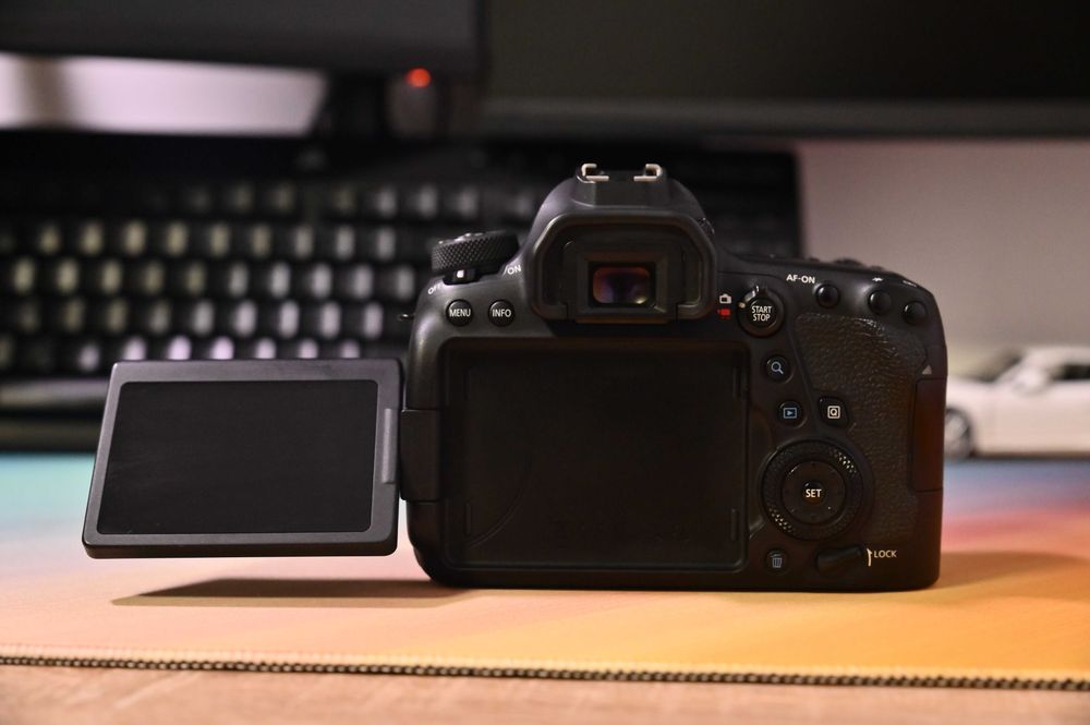 Vand Canon 6D Mark II 2 Utilizat, Separat sau impreuna cu Canon 135 MM