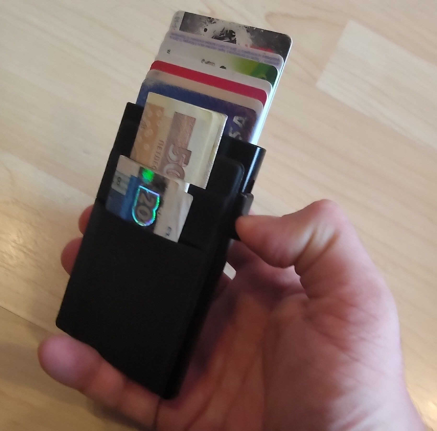 Cardholder Кртодържател. Метален Портфейл за карти, със защита от ска