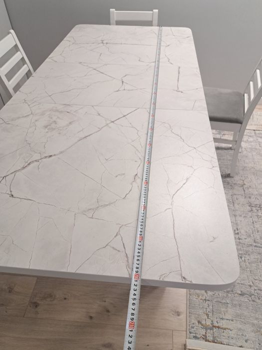 Продаю стол и стулья 4 штук комплект