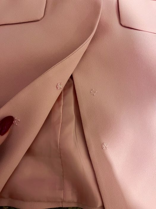 Ефектно сако със изрязан гръб.