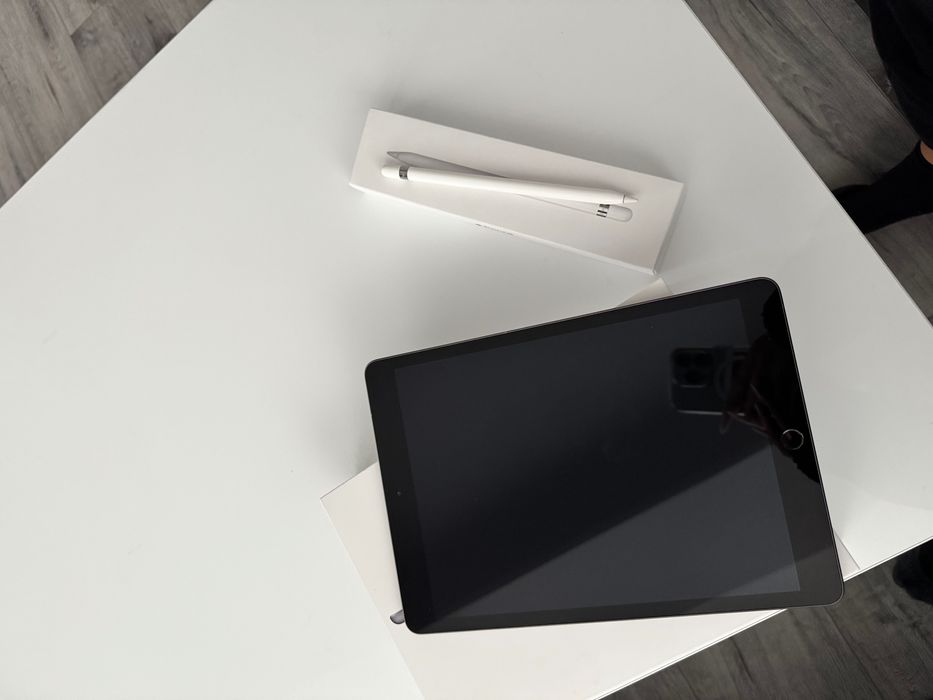 Apple IPad 8th generation, 32GB + Apple Pencil