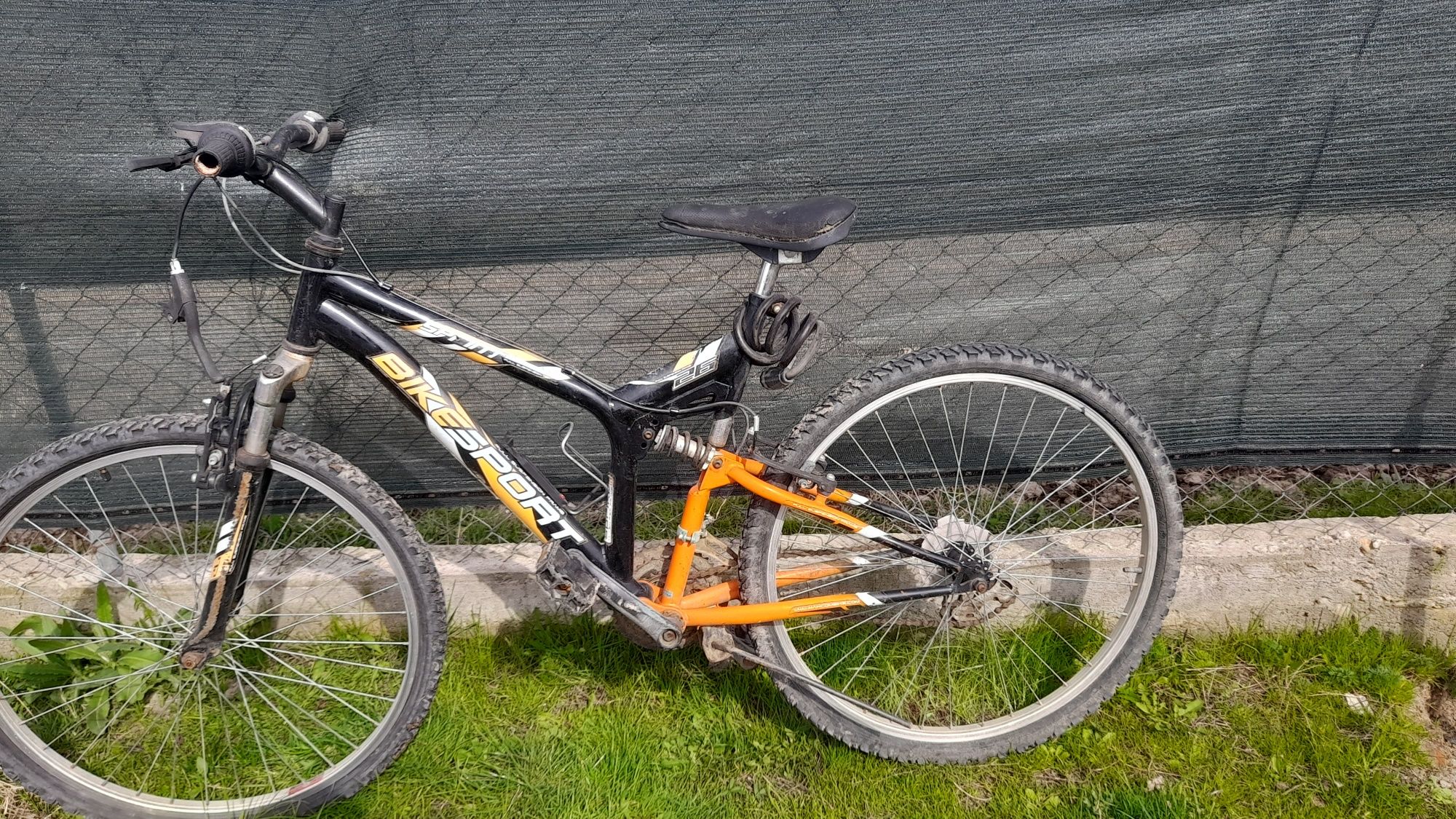 Vând bicicleta MTB full suspensie.Bicicleta necesita investiție.