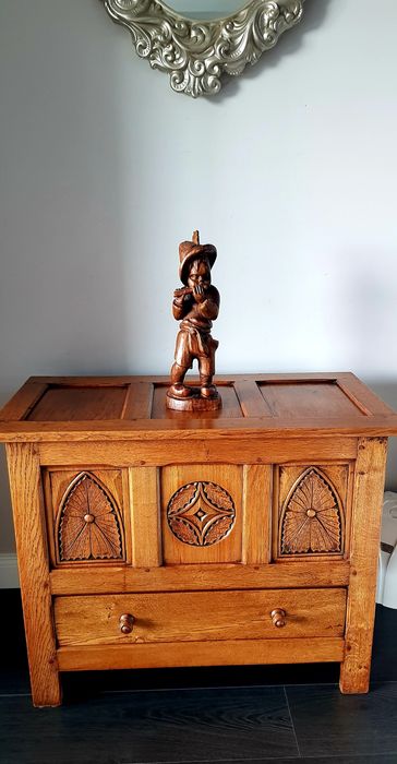 Ladă veche din lemn masiv sculptat