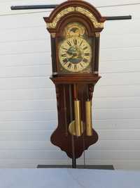 Старинен голям стенен механичен часовник с дървена кутия