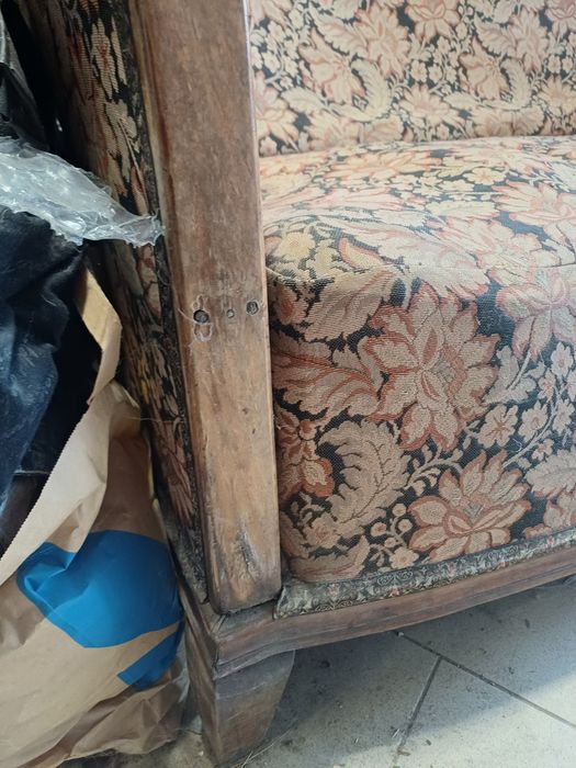 Винтидж диван от дърво