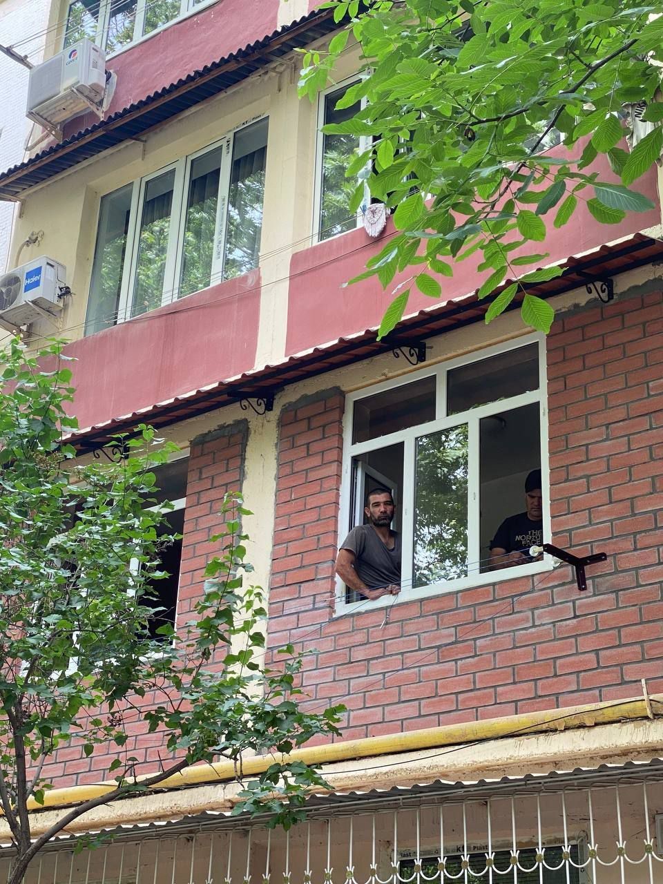 Установка козырьков и Бельевых роликов.