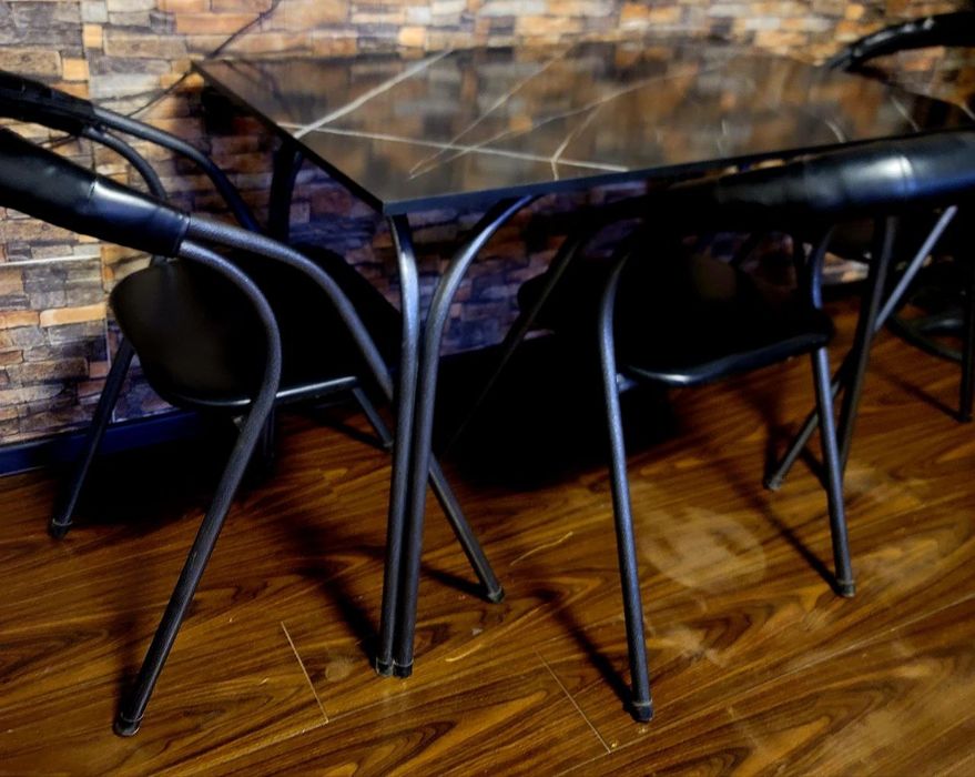 В новом состояние качественный комплект 1 стол 4 стула читайте ниже