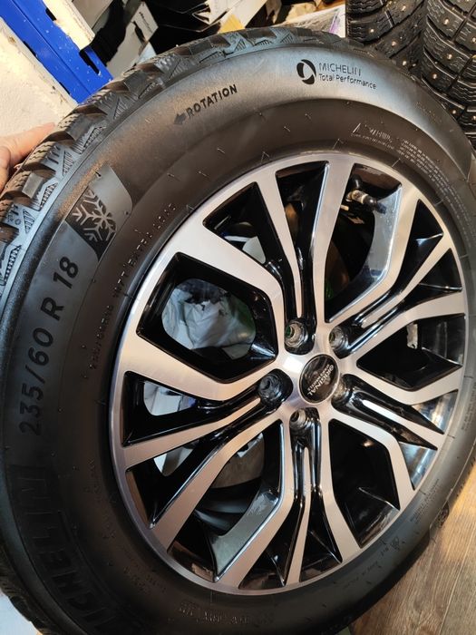 Диски R18 с резиной комплект 4 штуки в отличном состояние!