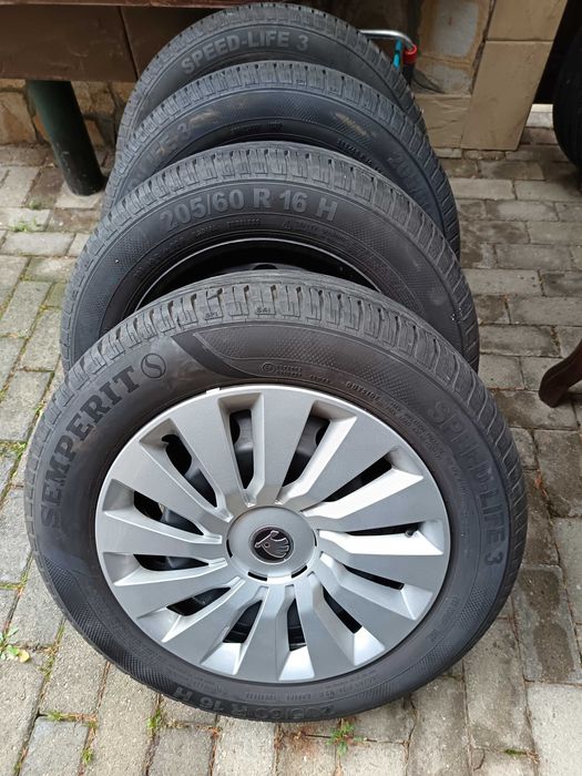 НОВИ летни гуми 205/60/16 с джанти и тасове за Шкода Октавия