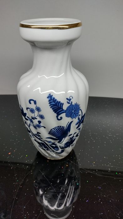 Ваза с декор син лук, без маркировка. Шарка едностранно, релеф и злато