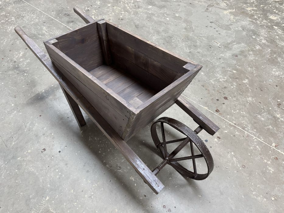 Roaba artizanala din lemn cu roata de fier pentru flori