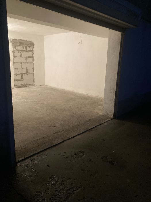 Под наем голям гараж в блок, с ролетна врата