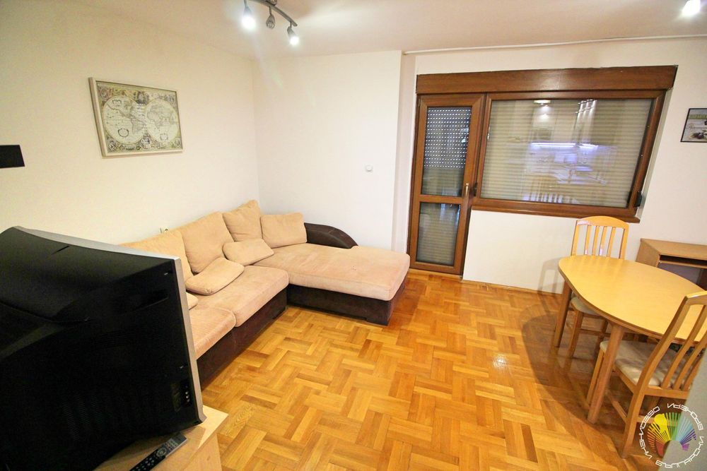 Дава се под наем Двустаен апартамент в Бургас, Център - 60 кв.м за 408 € - Снимка #3