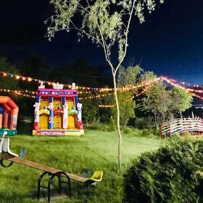 Iluminat festiv Craciun, decoratiuni luminoase primarii, hoteluri