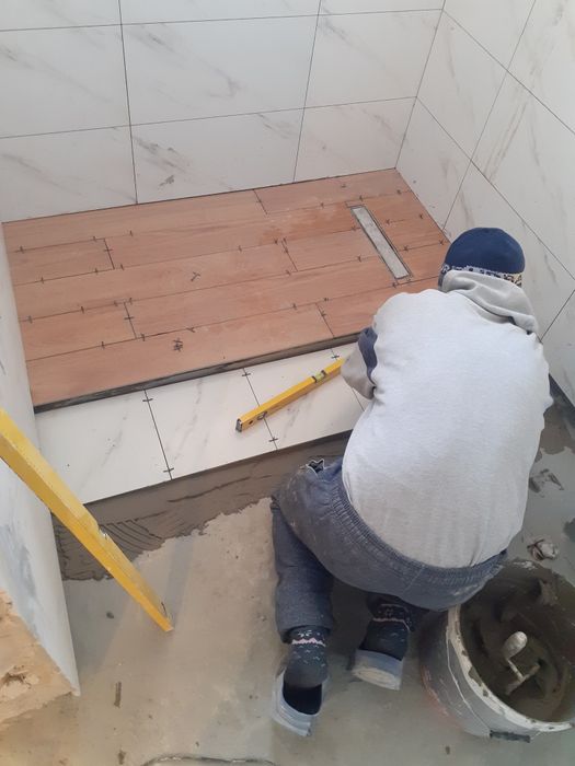 Amenajari finisaje : zugraveli , gresie , TERMOPANE PVC, parchet