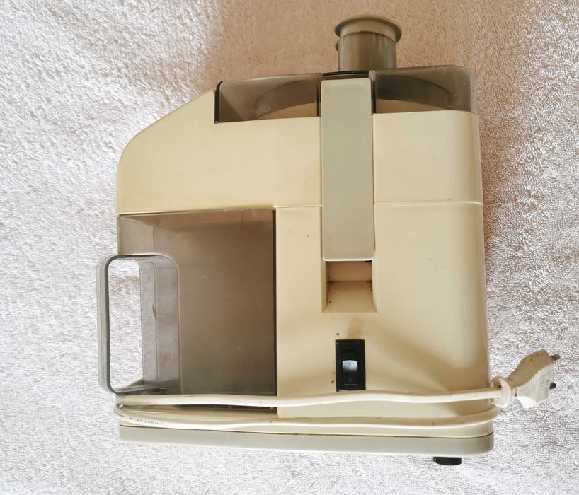 Storcator fructe centrifugal