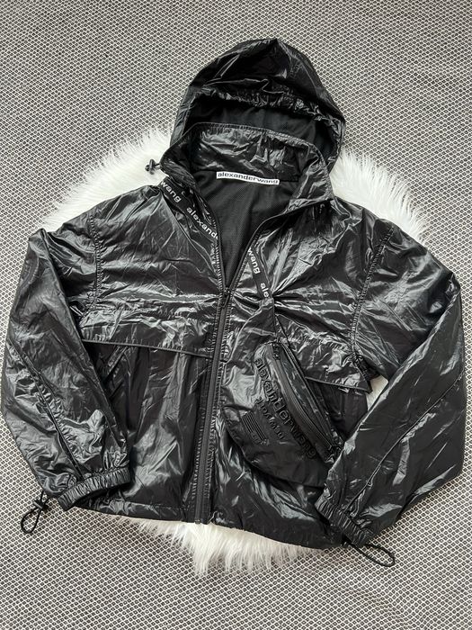 Черно найлоново яке на Alexander Wang.