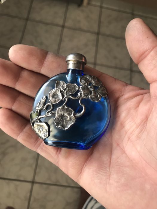 Sticluta, sticla veche, din cobalt cu capac si ornament argint