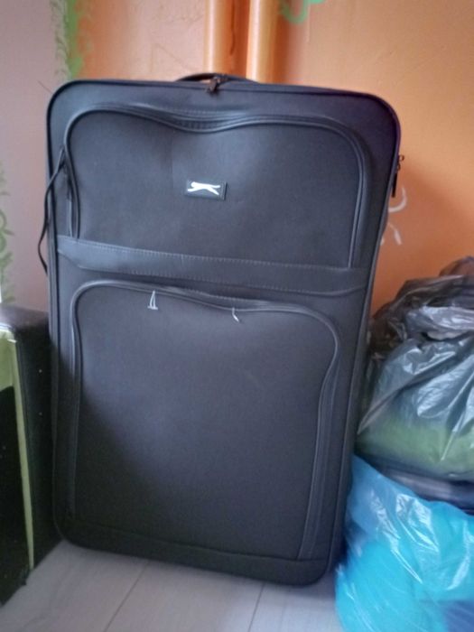 Куфар с 2 колелца като нов