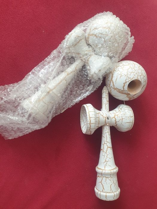 Kendama lemn, alb/auriu