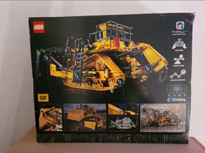 Lego 42131 CAT D11 бульдозер