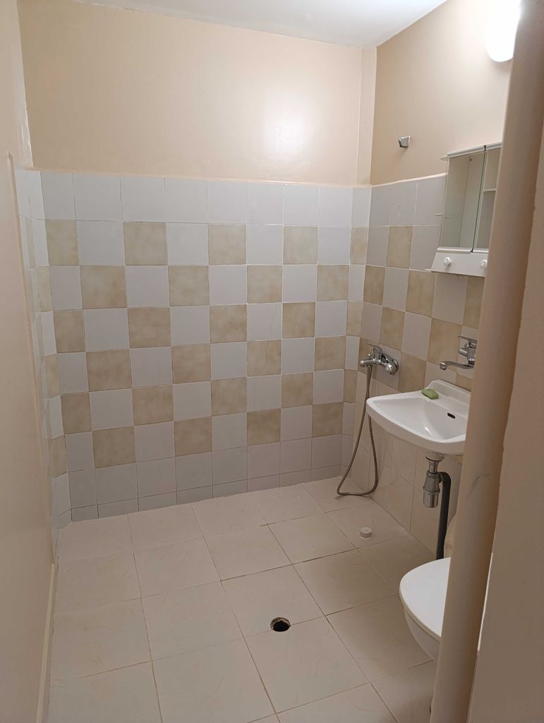 Дава се под наем Тристаен апартамент в София, Надежда 1 - 92 кв.м за 612 € - Снимка #3