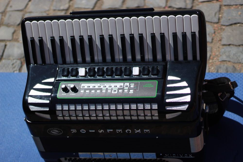 Vând acordeon exelsior profesional midivox model 740.