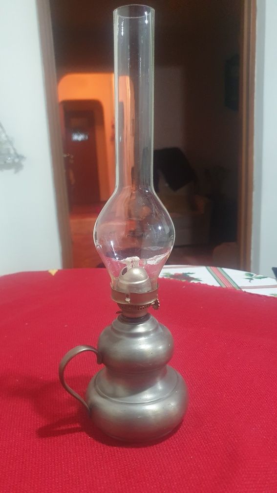 Lampa cu petrol din staniu si sticla