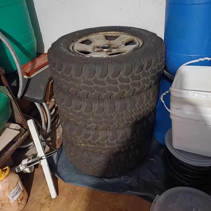 4 броя офроуд гуми с джанти 15 цола.Чисто нови.