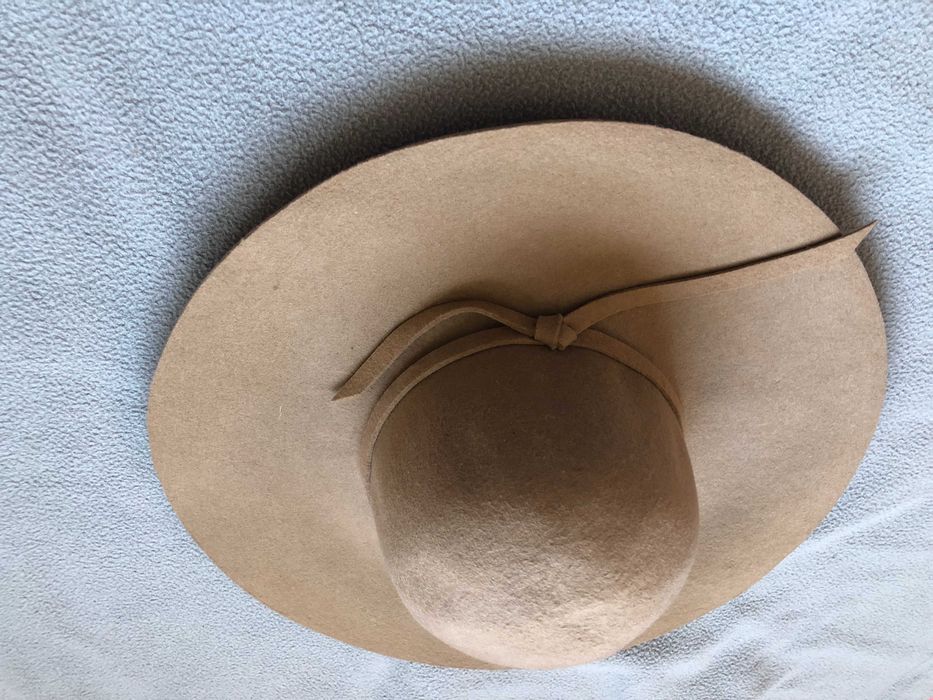 Пролетна Красива дамска бежова шапка с периферия