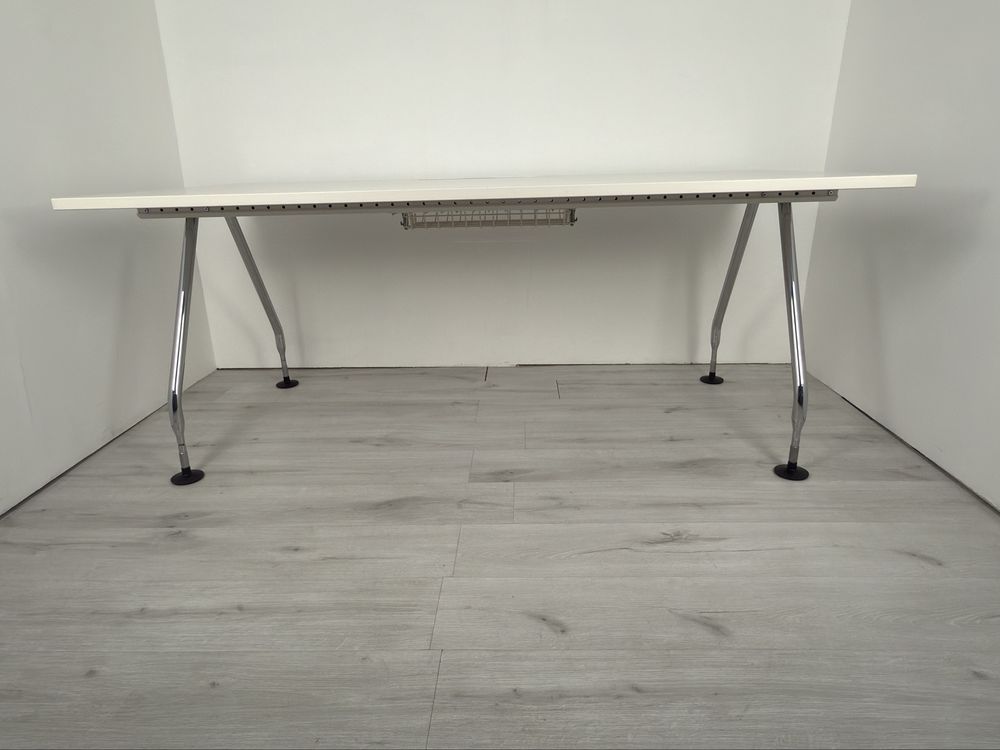 Бюро от марката  на Vitra Ad Hoc Design обзавеждане
