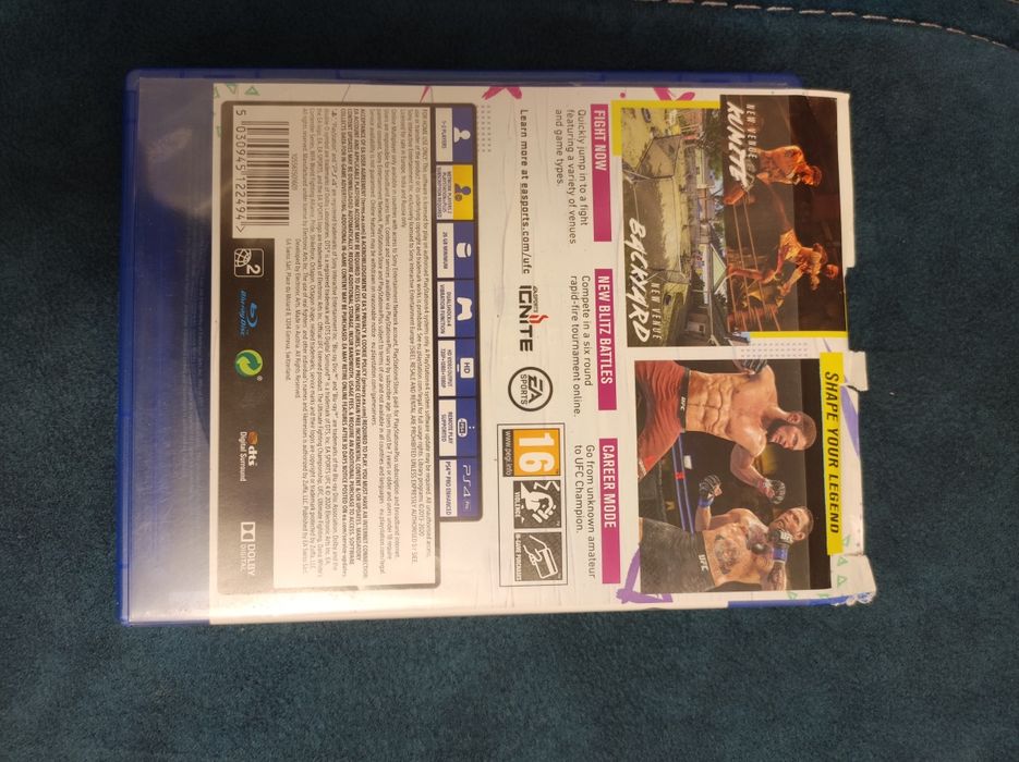 UFC 4 (PS4) - крутой файтинг, диск в хорошем состоянии