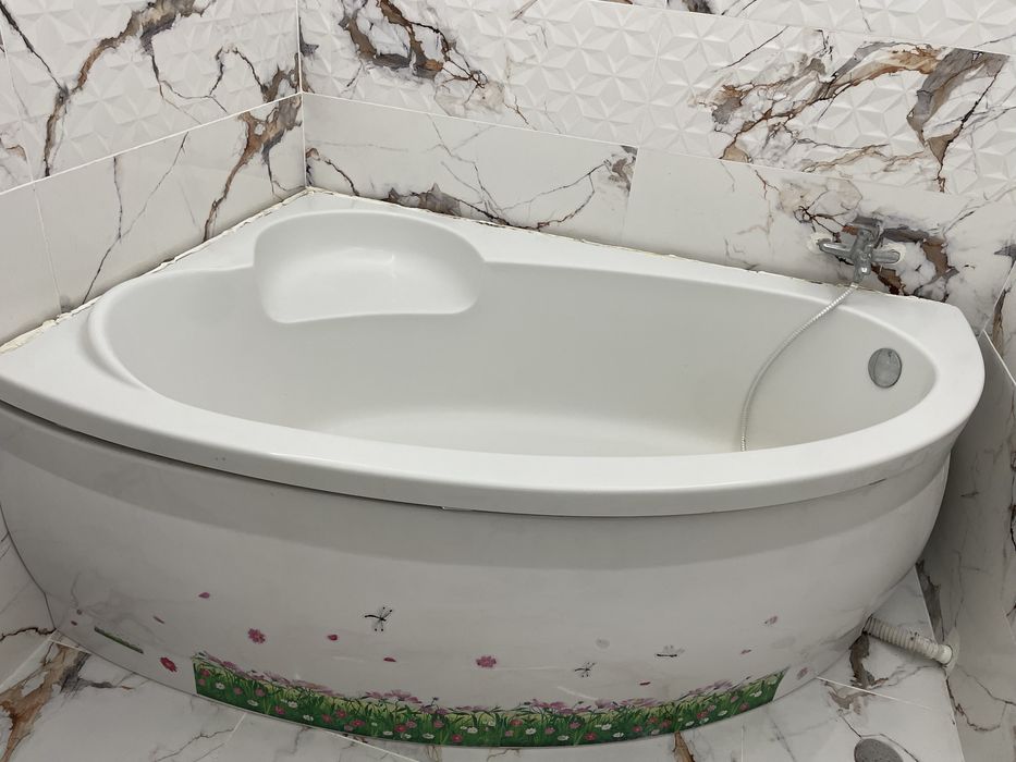 Cada baie pe colt stanga in stare excelenta