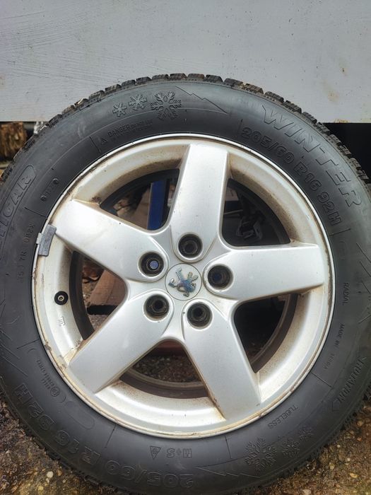 Vând cauciucuri  cu genți  peugeot 407 (cauciucuri nerulate)