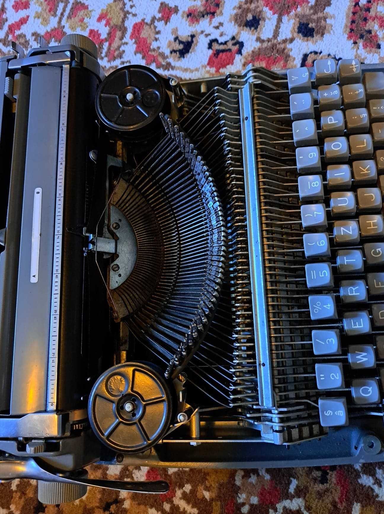 Masina de scris Consul cu serviata rigida din piele