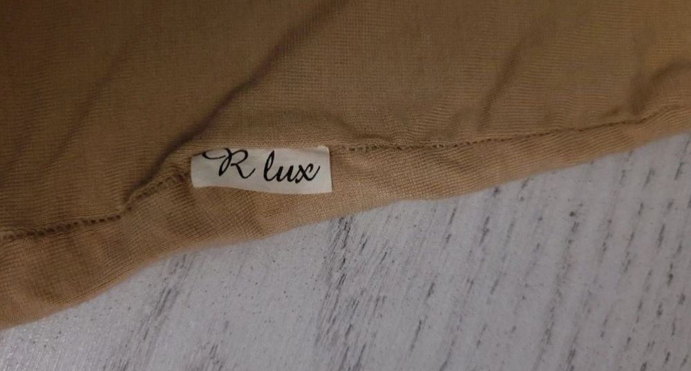 Top crema in forma de V