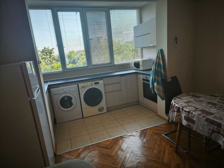 Тристаенапартамент в чайка под наем