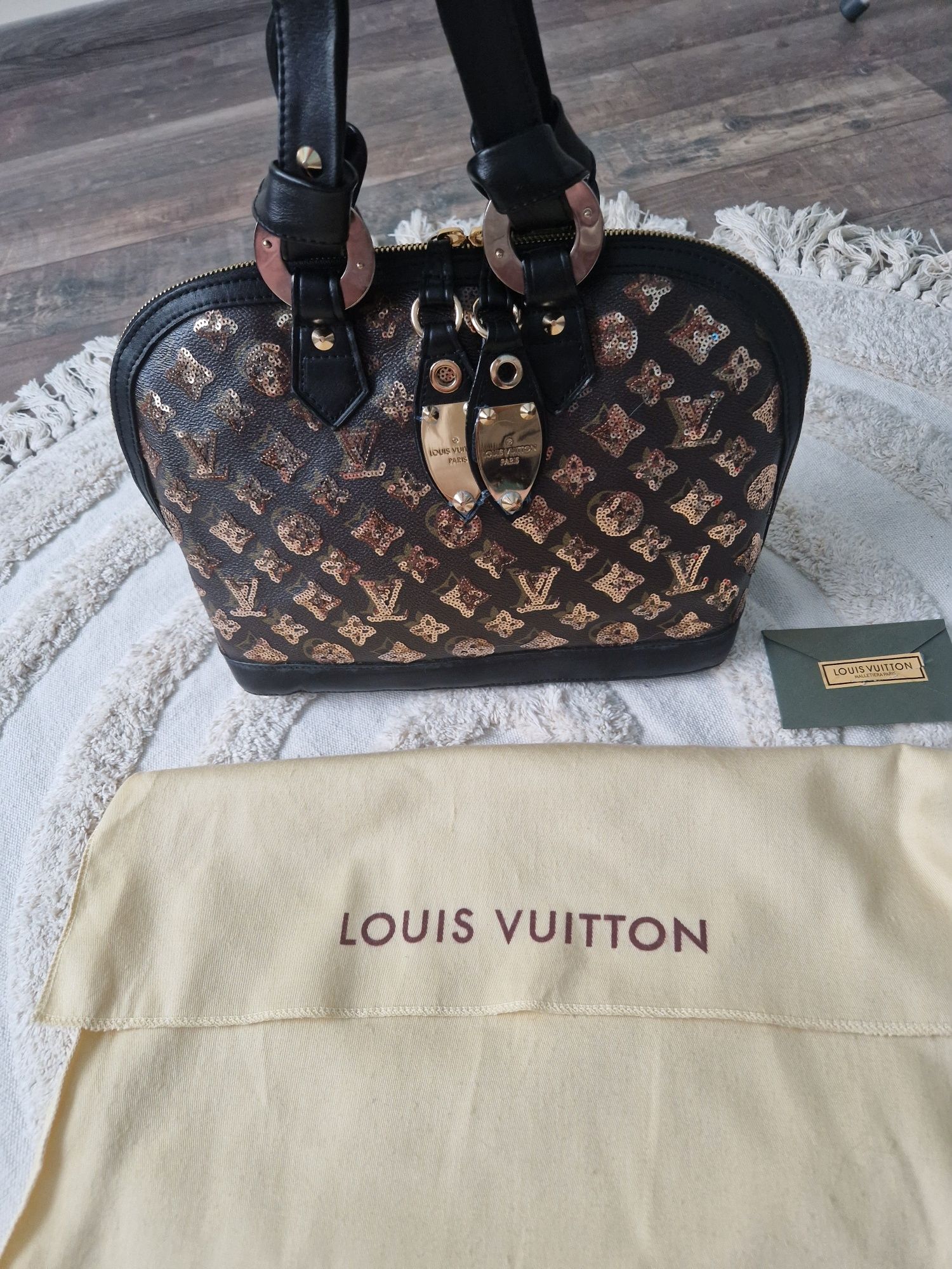 Lui Vuitton Луксозна дамска чанта в кафяв цвят със златисти пайети