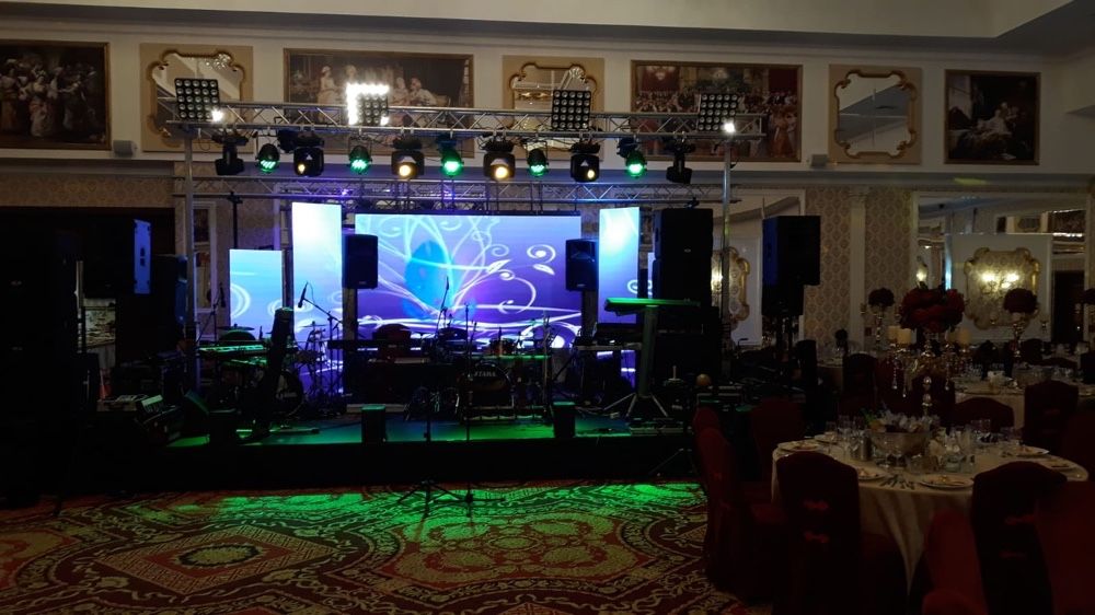 ecran led scena lumini fum greu decor mese scaune washington