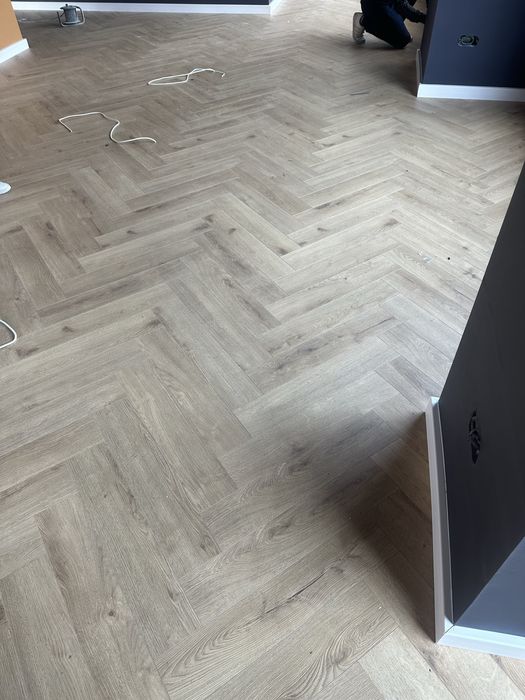 Montaj parchet plinta herringbone