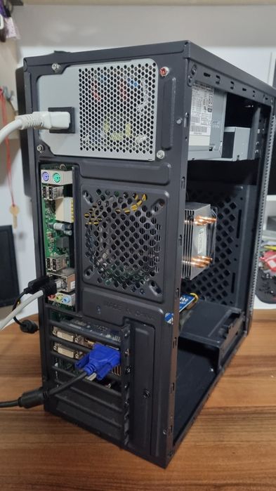 Unitate Server Worksta Intel Xeon 10 Core, 16GB RAM, GT740, SSD 160GB