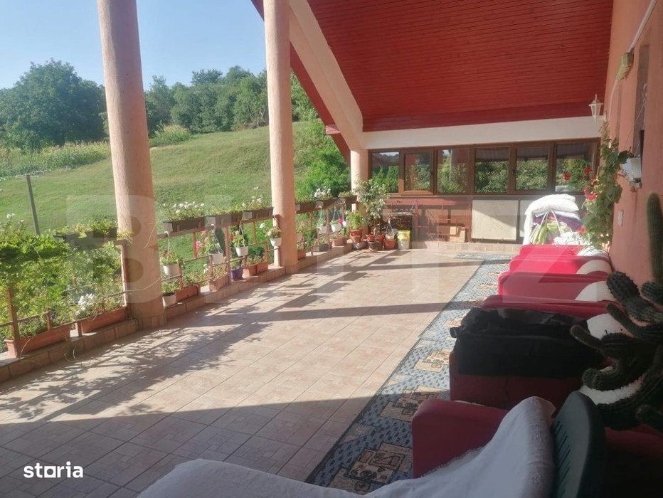 Casa cu arhitectura deosebita, iaz, panouri solare, 370mp, zona Adanca