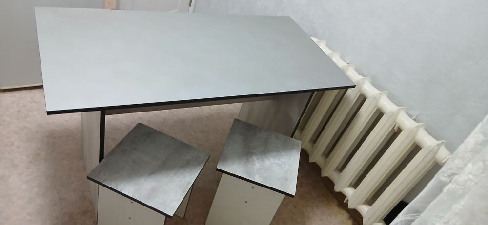 Кухонный стол  и 4 табуретки