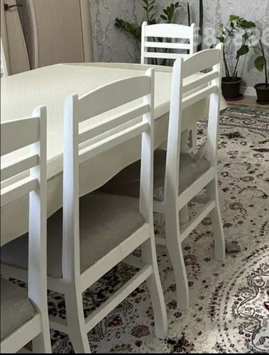 Стол 2,5 м стулья 8 шт . В хорошем состоянии.