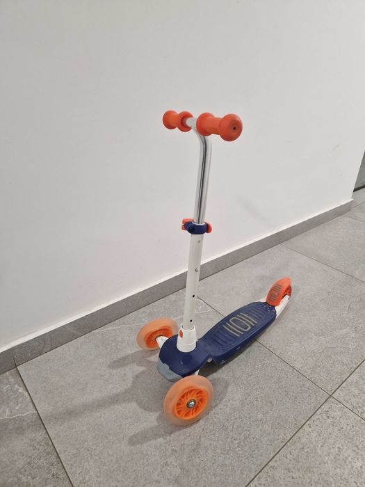 Детска сгъваема тротинетка със светещи гуми