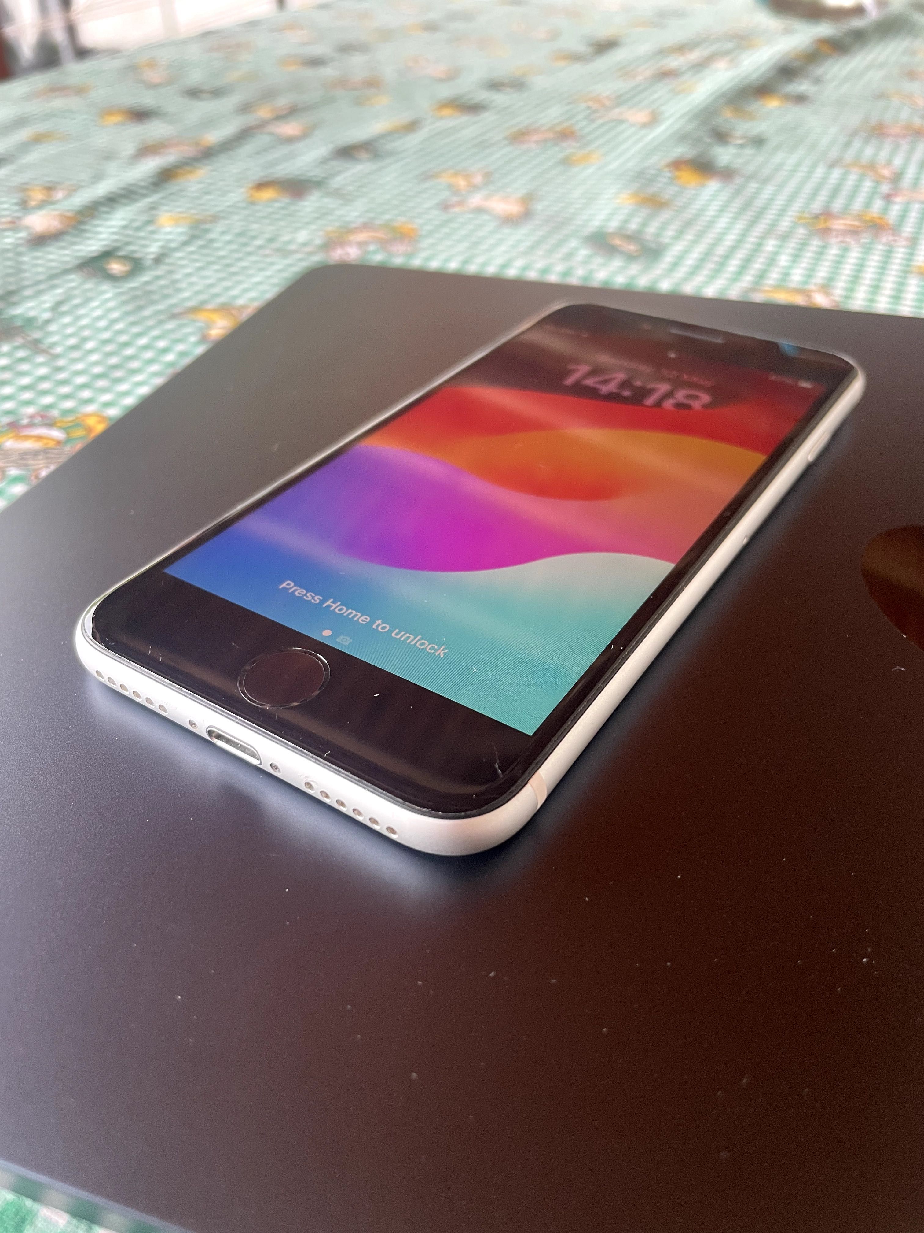 Iphone SE 2020 64gb бял