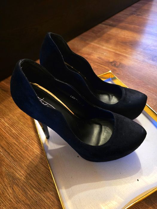 Чисто нови дамски обувки на ток